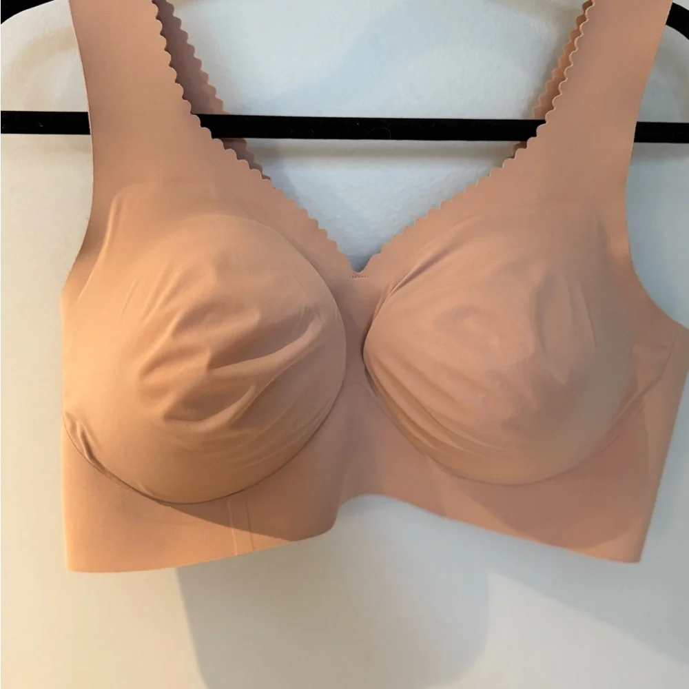 Seamless Nude Bra - Picture 2 of 4
